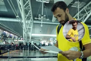 Μπαίνει στο αεροπλάνο και έρχεται