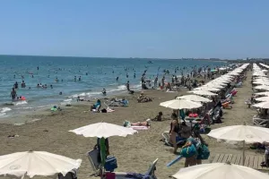 Αναίσθητος άντρας στο νερό στην παραλία Μακένζι