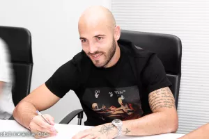 Υπέγραψε και έβαλε τα πράσινα της Ομόνοιας! (φώτος)
