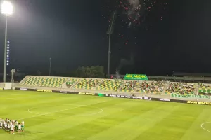 Eίσοδος με... ατμόσφαιρα και πυροτεχνήματα (φώτος/βίντεο)