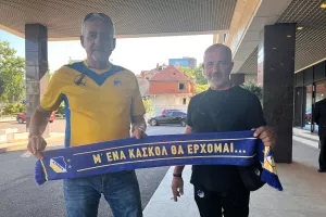 Μ' ένα κασκόλ... οι Βέργος και Γιώργος