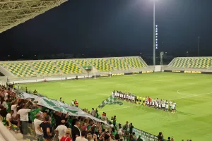 Eίσοδος με... ατμόσφαιρα και πυροτεχνήματα (φώτος/βίντεο)