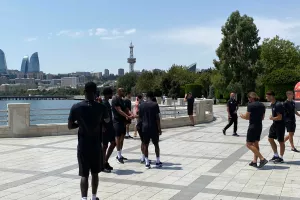 ΦΩΤΟΣ/Χαλαρή βόλτα στο Μπακού