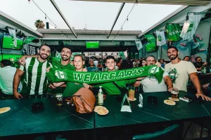 "Πρασίνισε" το Gerrard's Bar (φώτος)