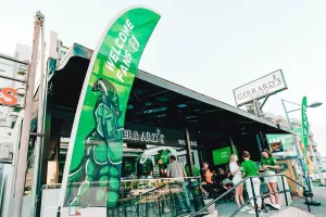 "Πρασίνισε" το Gerrard's Bar (φώτος)