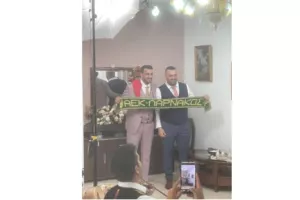 Ζώματα με... κασκόλ ΑΕΚ (βίντεο)