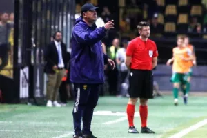 Μπούργος: «Δεν έχει τελειώσει τίποτα, όλα τα εύσημα στους ποδοσφαιριστές»