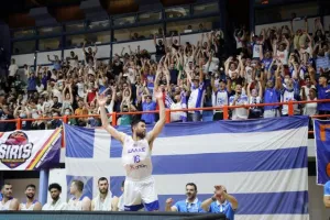 Επικός Παπανικολάου: Έκανε «κύμα» με την εξέδρα από τον πάγκο της Εθνικής!