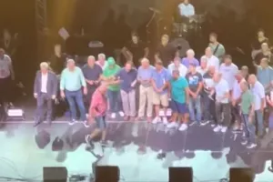 Τα... έσπασε! (Ομόνοια)