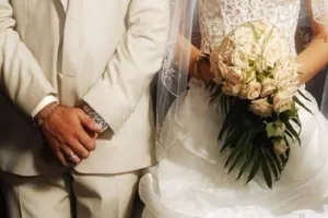 Χωρίς μάσκα νύφη, γαμπρός, κουμπάροι, γονείς και ιερέας