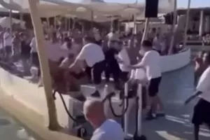 Ξύλο... σε Beach Bar της Μυκόνου (βίντεο)