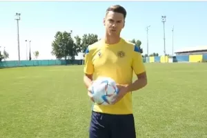 Μας... κοιτάει!