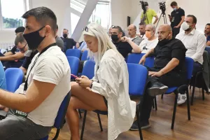 Η ξανθιά που 'έλαμψε' στην διάσκεψη του ΑΠΟΕΛ (φώτο)