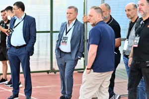 Η Διοίκηση του ΑΠΟΕΛ στον αγωνιστικό χώρο του "Vasil Levski" (φώτος)