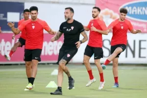 Παρουσίαση με νέα πρόσωπα, κόσμο, ενθουσιασμό! (βίντεο/φώτος)