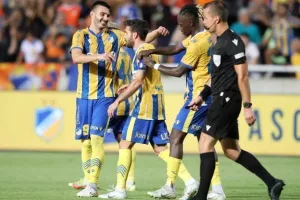 ΑΠΟΕΛ - Μπότεφ: Ήταν (πολύ) καλύτερο, πέρασε με Τσεμπάκ-Εφραίμ! (φώτος)