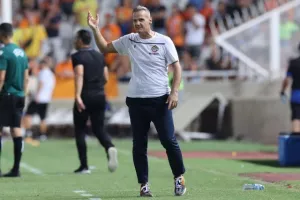 ΑΠΟΕΛ - Μπότεφ: Ήταν (πολύ) καλύτερο, πέρασε με Τσεμπάκ-Εφραίμ! (φώτος)