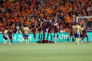 ΑΠΟΕΛ - Μπότεφ: Ήταν (πολύ) καλύτερο, πέρασε με Τσεμπάκ-Εφραίμ! (φώτος)