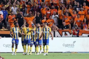 ΑΠΟΕΛ - Μπότεφ: Ήταν (πολύ) καλύτερο, πέρασε με Τσεμπάκ-Εφραίμ! (φώτος)