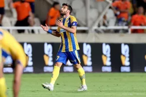 ΑΠΟΕΛ - Μπότεφ: Ήταν (πολύ) καλύτερο, πέρασε με Τσεμπάκ-Εφραίμ! (φώτος)