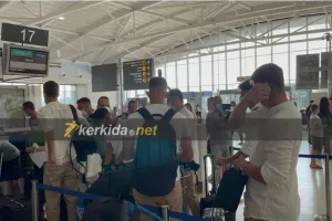 ΦΩΤΟΣ/Η άφιξη της αποστολής της ΑΕΚ στο αεροδρόμιο