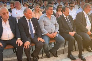 Χειραψίες... ο ΠτΔ