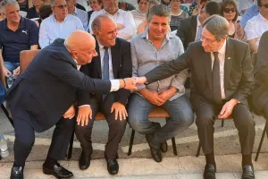 Χειραψίες... ο ΠτΔ