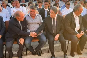 Χειραψίες... ο ΠτΔ