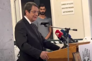 ΠτΔ σε Καραβίδα: "Όταν αποδημήσω εις Κύριο αποφασίζετε/ Ο παππούς μου... 108 ή 110"! (Βίντεο)