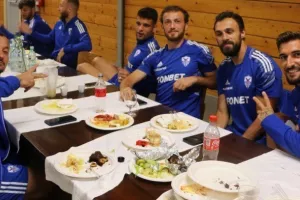 Βραδιά... χαλάρωσης με Πουλλαΐδη/ Barbeque, μπιλιάρδο και άλλα! (Φώτος)