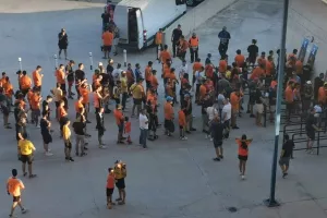 ΦΩΤΟΣ / Σχημάτισαν ουρές οι ΑΠΟΕΛίστες στα εκδοτήρια  
