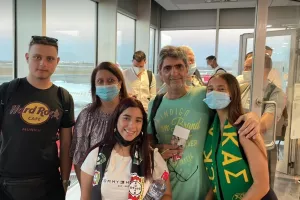 Όλη η οικογένεια πλάι της…