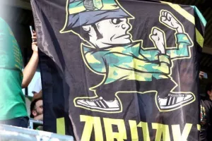Έδωσαν "κιτρινοπράσινο" χρώμα στην MCH Arena οι ΑΕΚτζήδες! (φώτος)