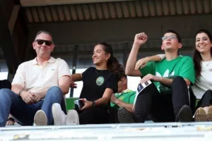 Έδωσαν "κιτρινοπράσινο" χρώμα στην MCH Arena οι ΑΕΚτζήδες! (φώτος)