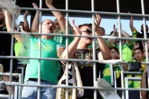 Έδωσαν "κιτρινοπράσινο" χρώμα στην MCH Arena οι ΑΕΚτζήδες! (φώτος)