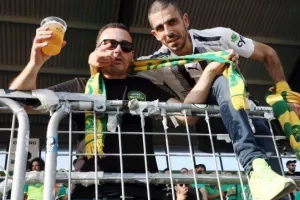 Έδωσαν "κιτρινοπράσινο" χρώμα στην MCH Arena οι ΑΕΚτζήδες! (φώτος)
