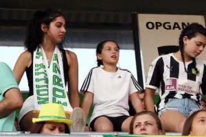Έδωσαν "κιτρινοπράσινο" χρώμα στην MCH Arena οι ΑΕΚτζήδες! (φώτος)