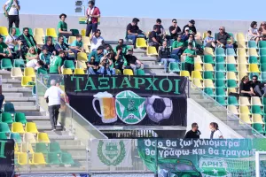 Μαζικά στο ιστορικό ματς
