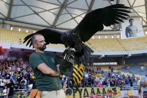 Εκατοντάδες φίλοι της Ένωσης στην OPAP Arena για τη δοκιμαστική πτήση του αετού