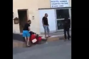 (Κύπρος) Άνδρας χτύπησε μητέρα με βρέφος (βίντεο)