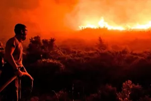 Μαίνεται ανεξέλεγκτη η φωτιά στην Πεντέλη... 