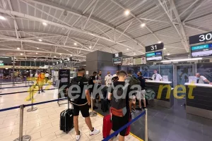 ΑΠΟΕΛίστες στο αεροδρόμιο (φώτος)