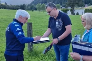 Βρήκε θαυμαστές και υπέγραψε αυτόγραφα... ΑΠΟΕΛ ο Ιβάν!