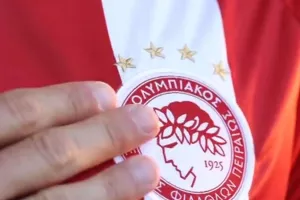 Οι ερυθρόλευκοι έδωσαν μια πρώτη γεύση από τη νέα εμφάνιση