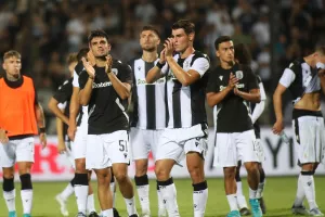 Το απολογητικό χειροκρότημα των παικτών του Δικεφάλου μπροστά από τους οπαδούς