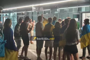 Τους περίμεναν παρά την ήττα!