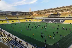 Φωτογραφίες από την... εισβολή στην ΟΠΑΠ Αρένα - Και με σκύλο!