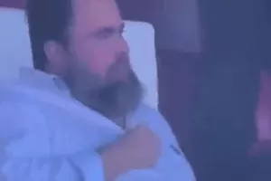 Μαρινάκης: Φίλησε την εικόνα της Παναγίας μετά το 2-0 της Νότιγχαμ που δεν μέτρησε 