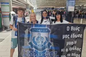 Με πανό του Απόλλωνα στο αεροδρόμιο!