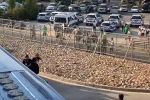 Άφιξη Μακάμπι με συνθήματα (βίντεος)